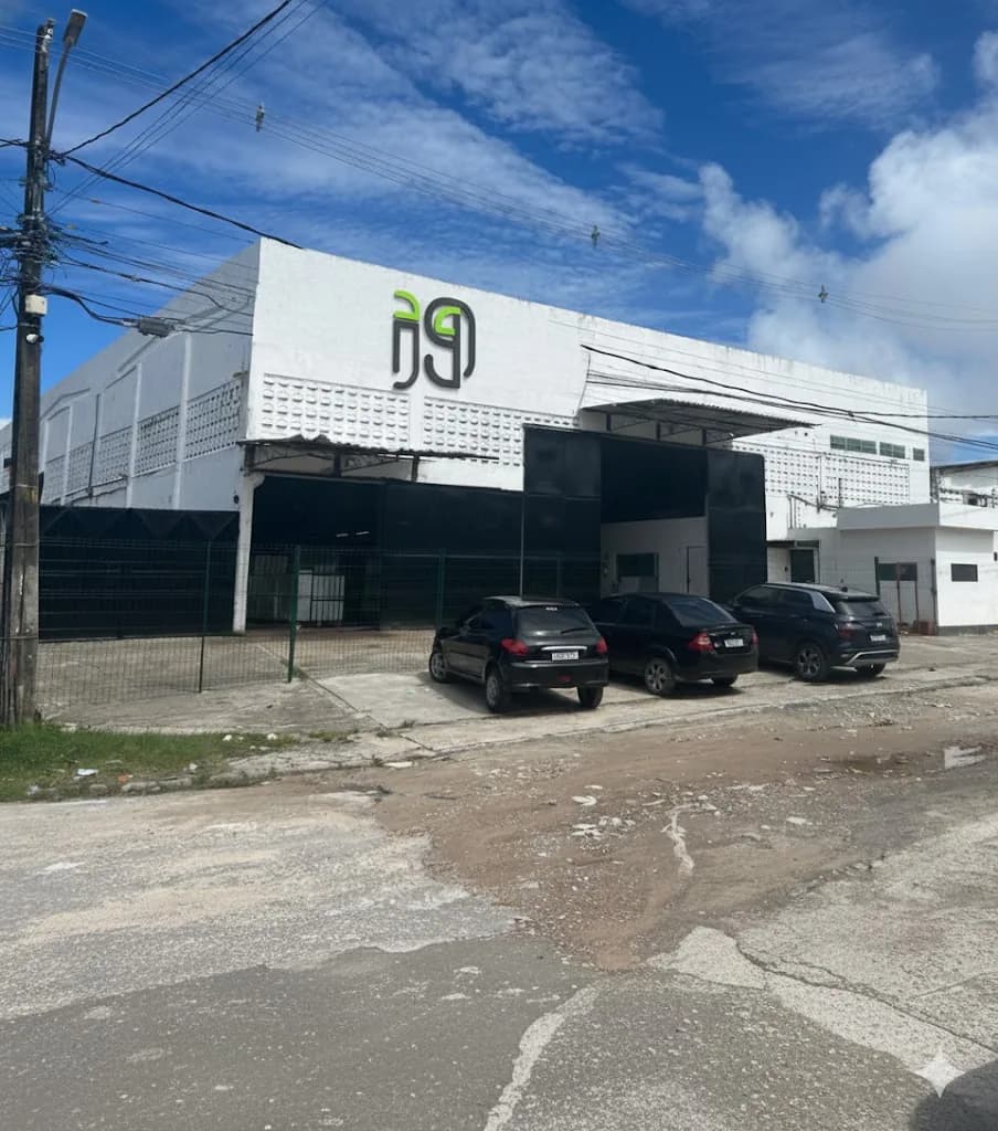 Pallets envolvidos em filme stretch prontos para expedição em operação logística